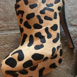 House of Harlow Natalia leopard haircalf booties